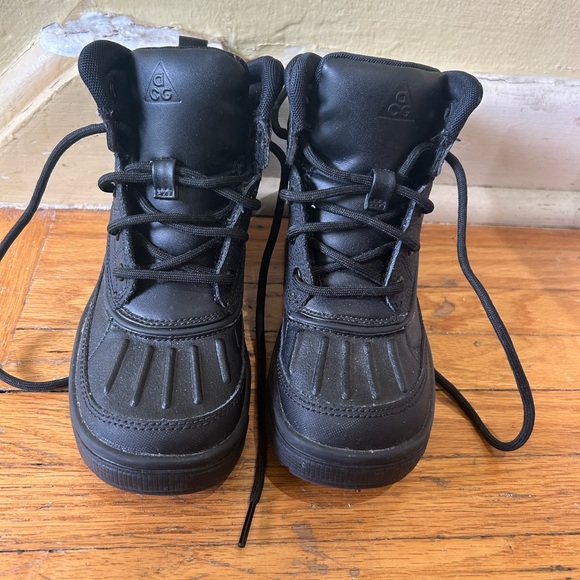 Gently used unisex black Nike winter boots - Picture 3 of 3